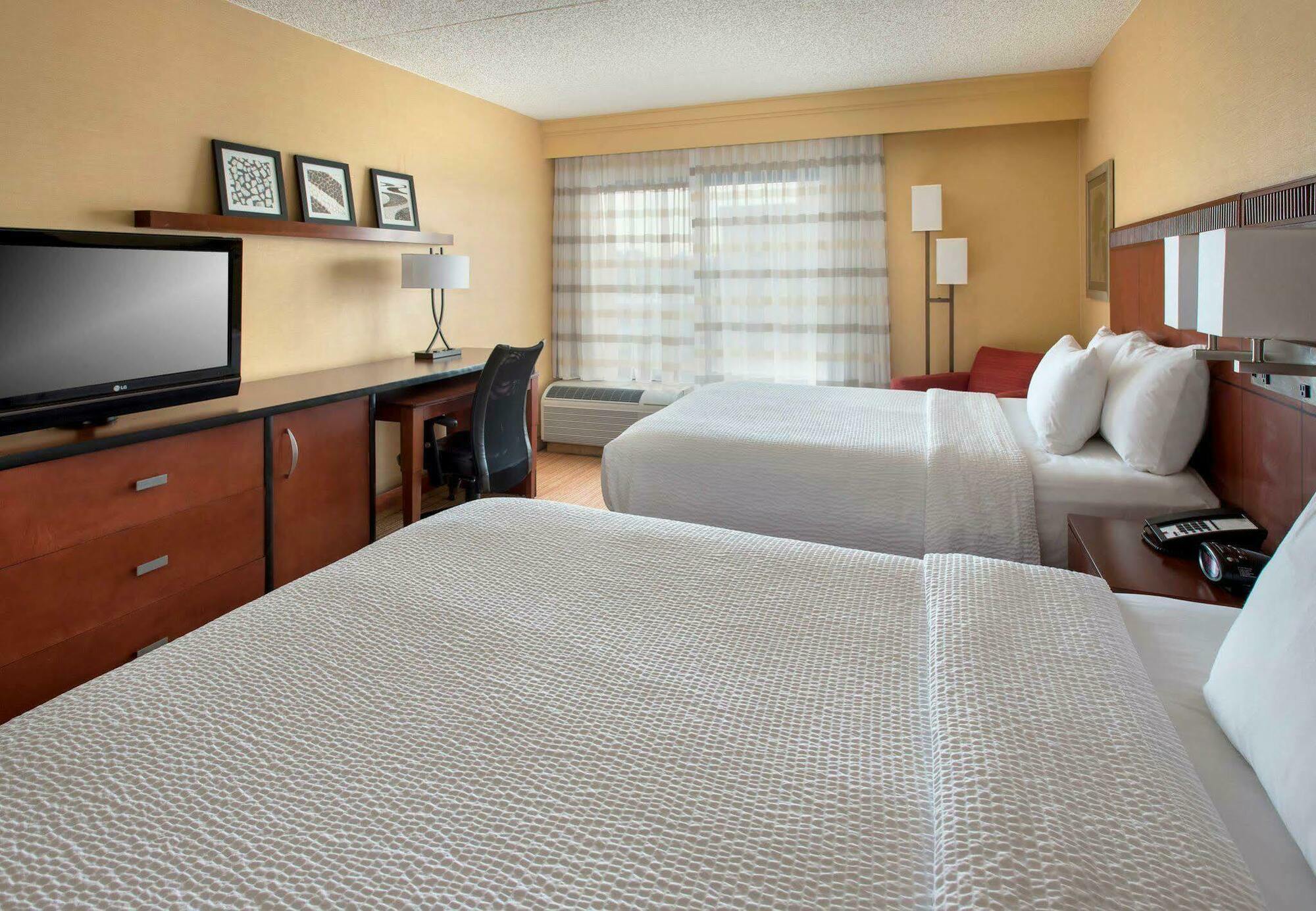 Courtyard By Marriott Secaucus Meadowlands Hotel Exterior photo